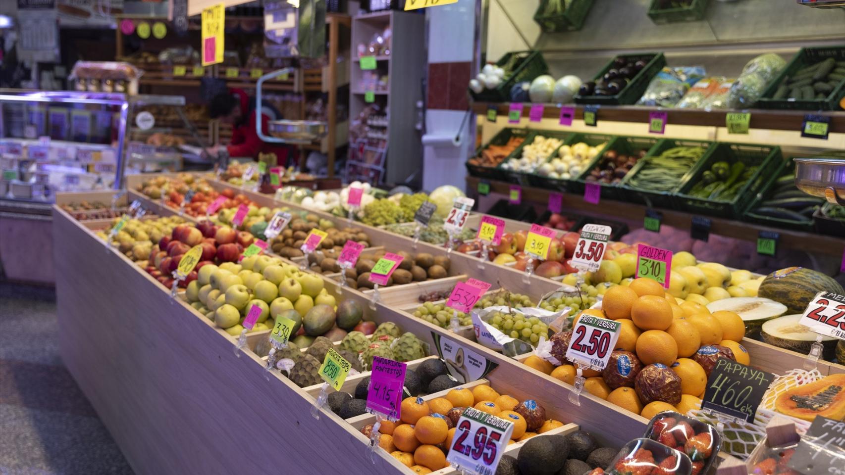 Puesto de frutas en un mercado.
