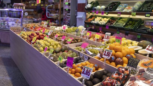 Puesto de frutas en un mercado.