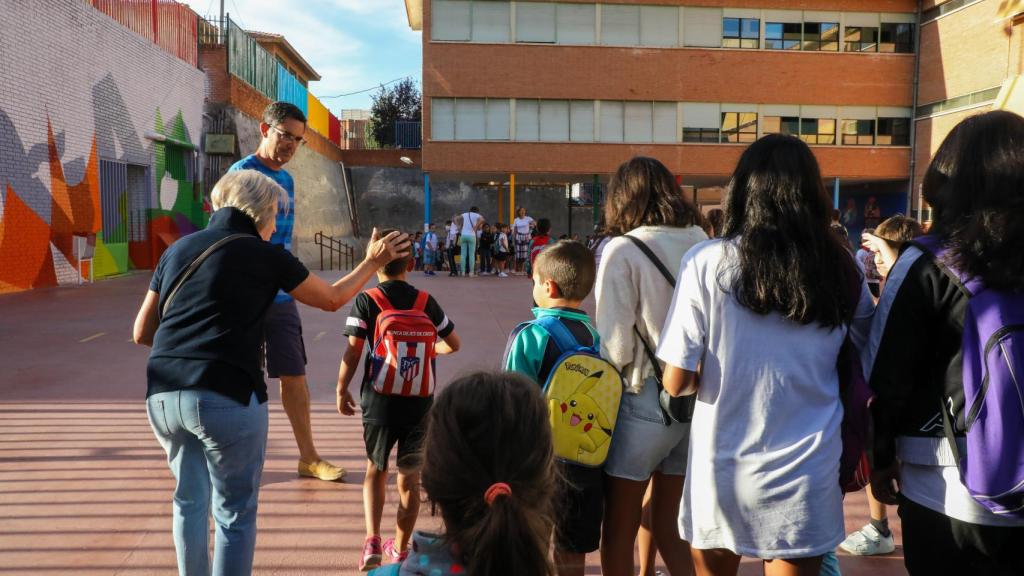 Varios niños a su llegada al colegio CEIP Hernán Cortés durante el primer día de comienzo del curso escolar.