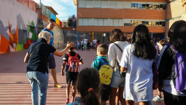 Varios niños a su llegada al colegio CEIP Hernán Cortés durante el primer día de comienzo del curso escolar.