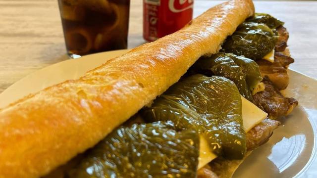 Bocadillos XXL Salmantino, de secreto con queso y pimientos.