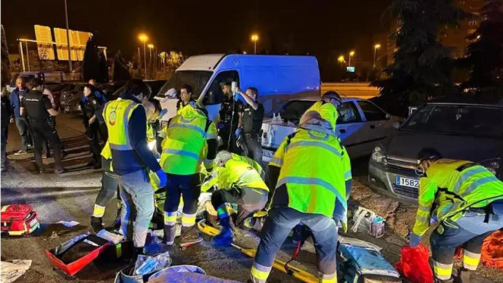Equipo de Samur-Protección Civil, junto a la Policía Nacional, asistiendo a la víctima.