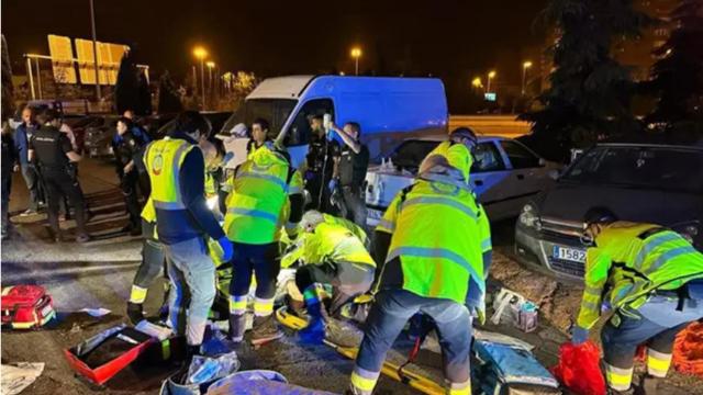 Equipo de Samur-Protección Civil, junto a la Policía Nacional, asistiendo a la víctima.