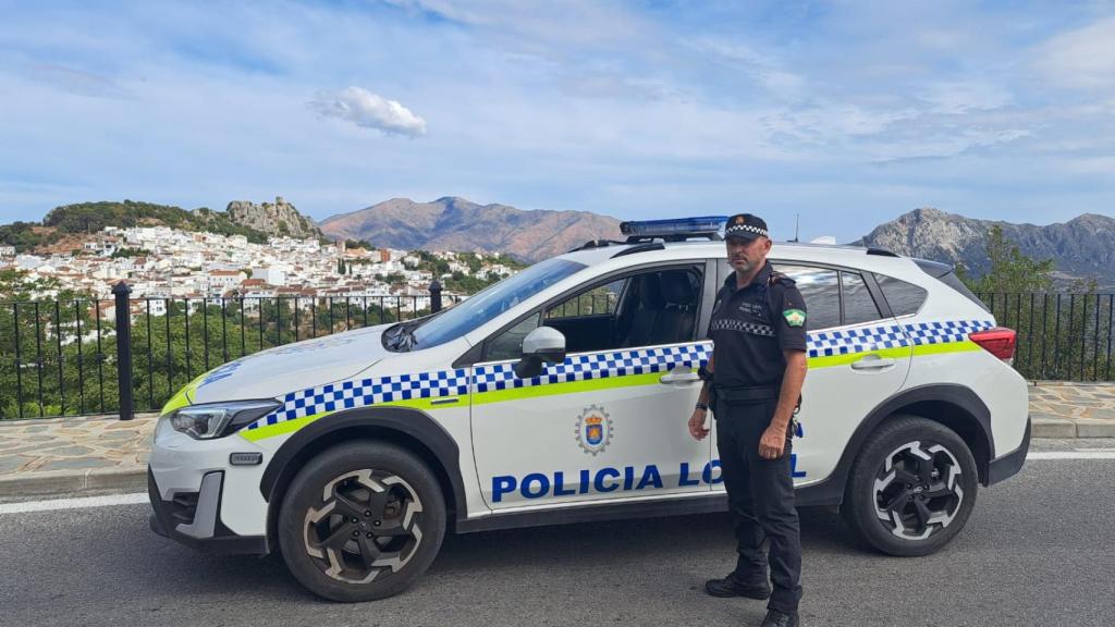 José María, junto a su vehículo policial.