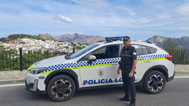 José María, junto a su vehículo policial.
