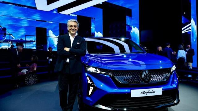 Luca de Meo junto al nuevo Renault Rafale.