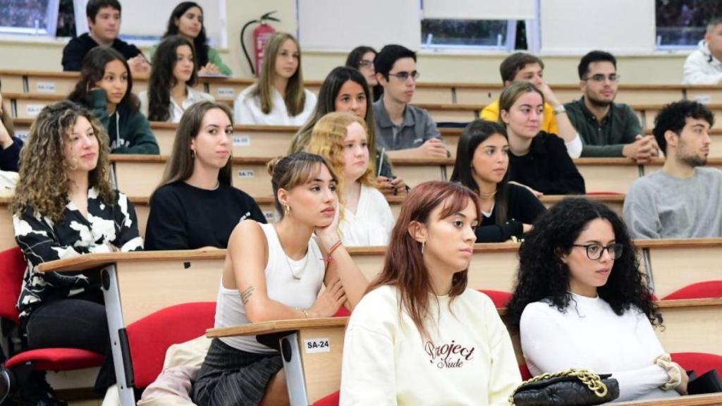 Estudiantes en un aula de la USC