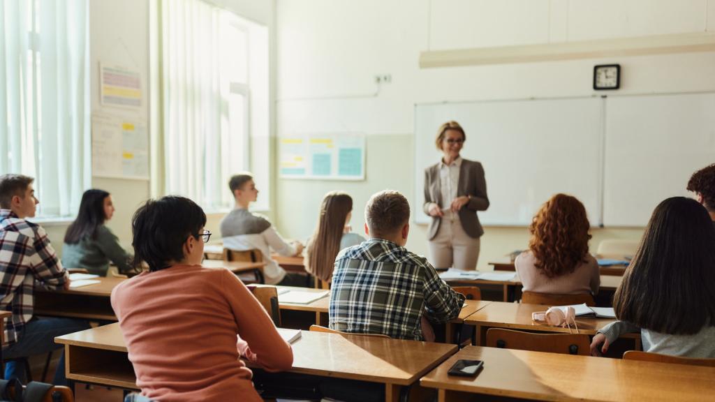 Una profesora imparte clases en un centro educativo.