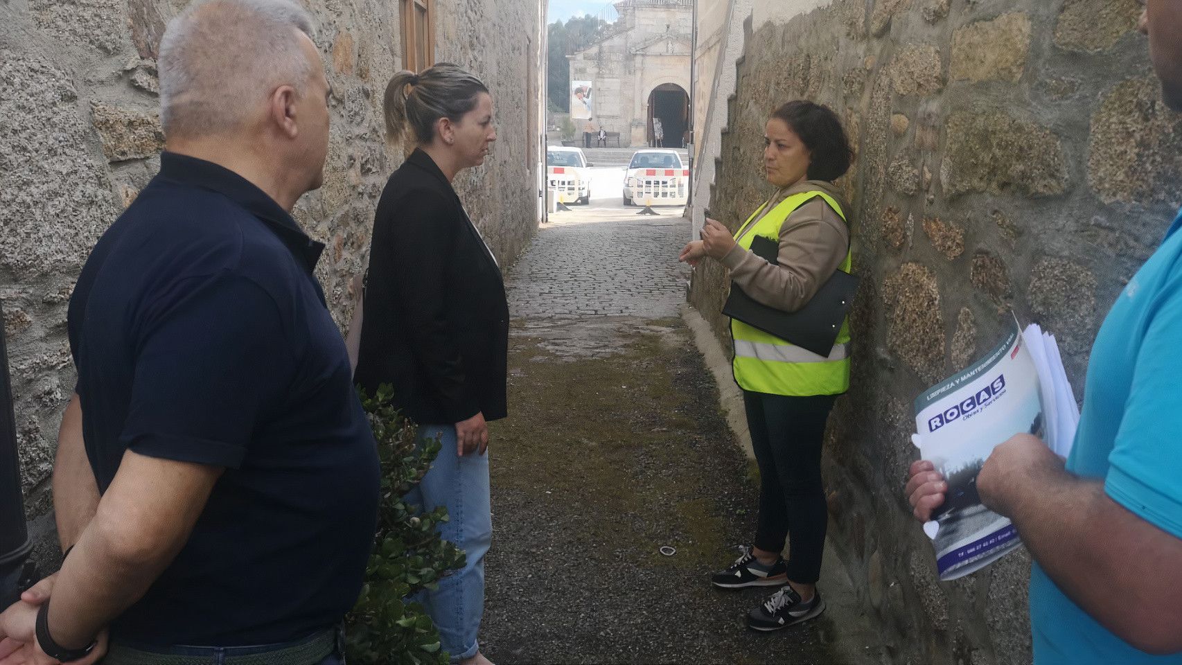 La regidora, Marta Valcárcel, recibe información de manos de una de las técnicas.