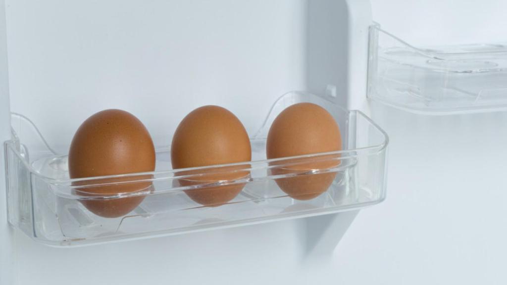Huevos en la nevera. Foto: iStock.