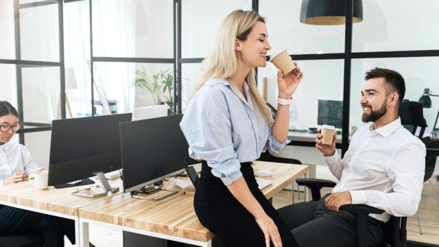 Una pareja tonteando en el trabajo. Foto: iStok.