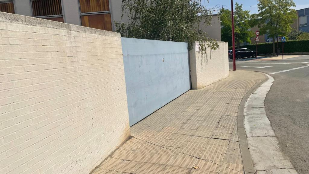 Puerta por la que accedió el 'kamikaze'.