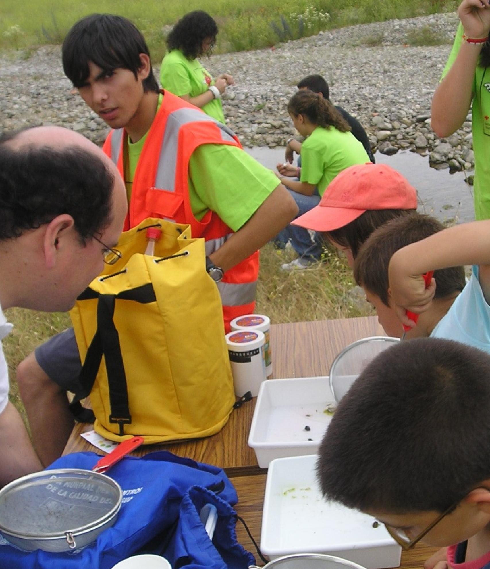 Manu Montoya, de joven, participando en un proyecto con niños de Cruz Roja sobre concienciación ambiental.