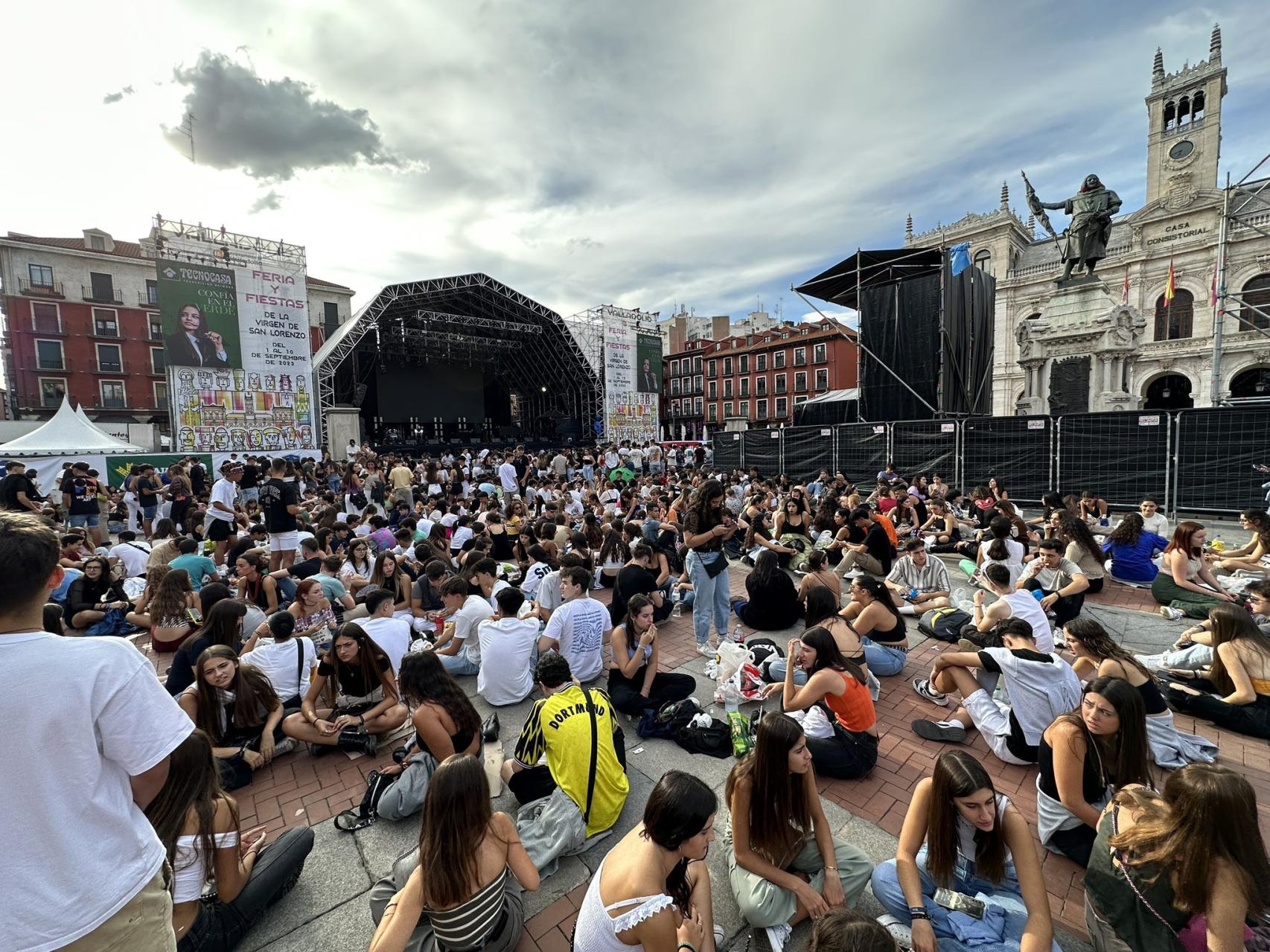 Plaza Mayor de Valladolid más de tres horas antes del inicio del conciertos de Rels B