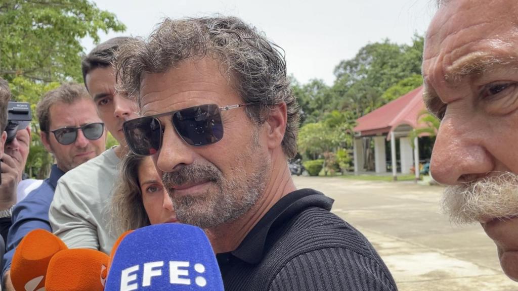 Daniel Sancho atendiendo a la prensa junto a su abogado, Marcos García Montes.