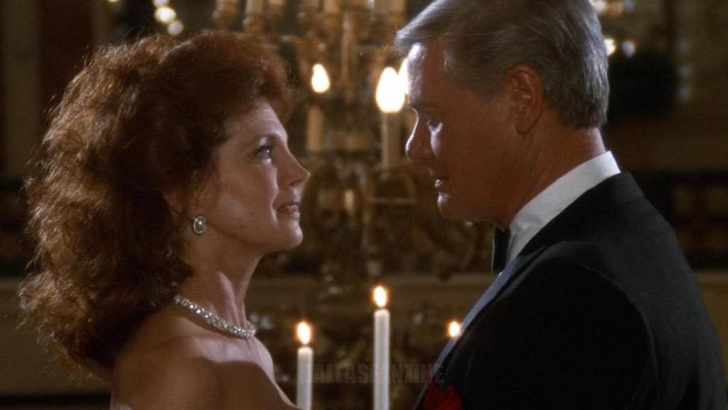 Gayle Hunnicutt como Vanessa Beaumont junto a JR en la serie 'Dallas'.