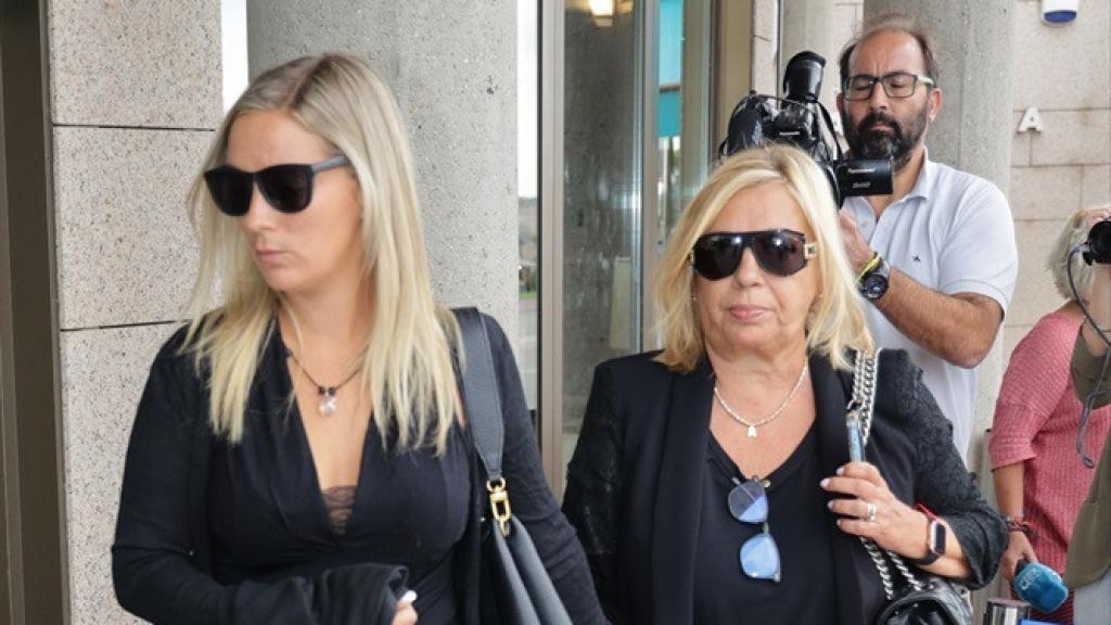 Camen Borrego llegando al tanatorio junto a su hija, Carmen Rosa Almoguera, para la incineración de María Teresa Campos.