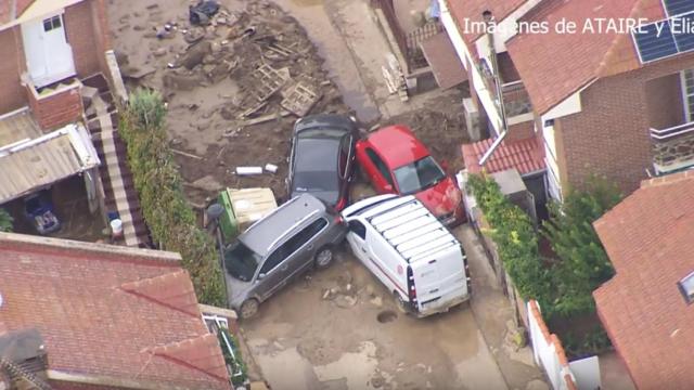 Varios coches arrastrados por la riada en la localidad toledana de Magán.