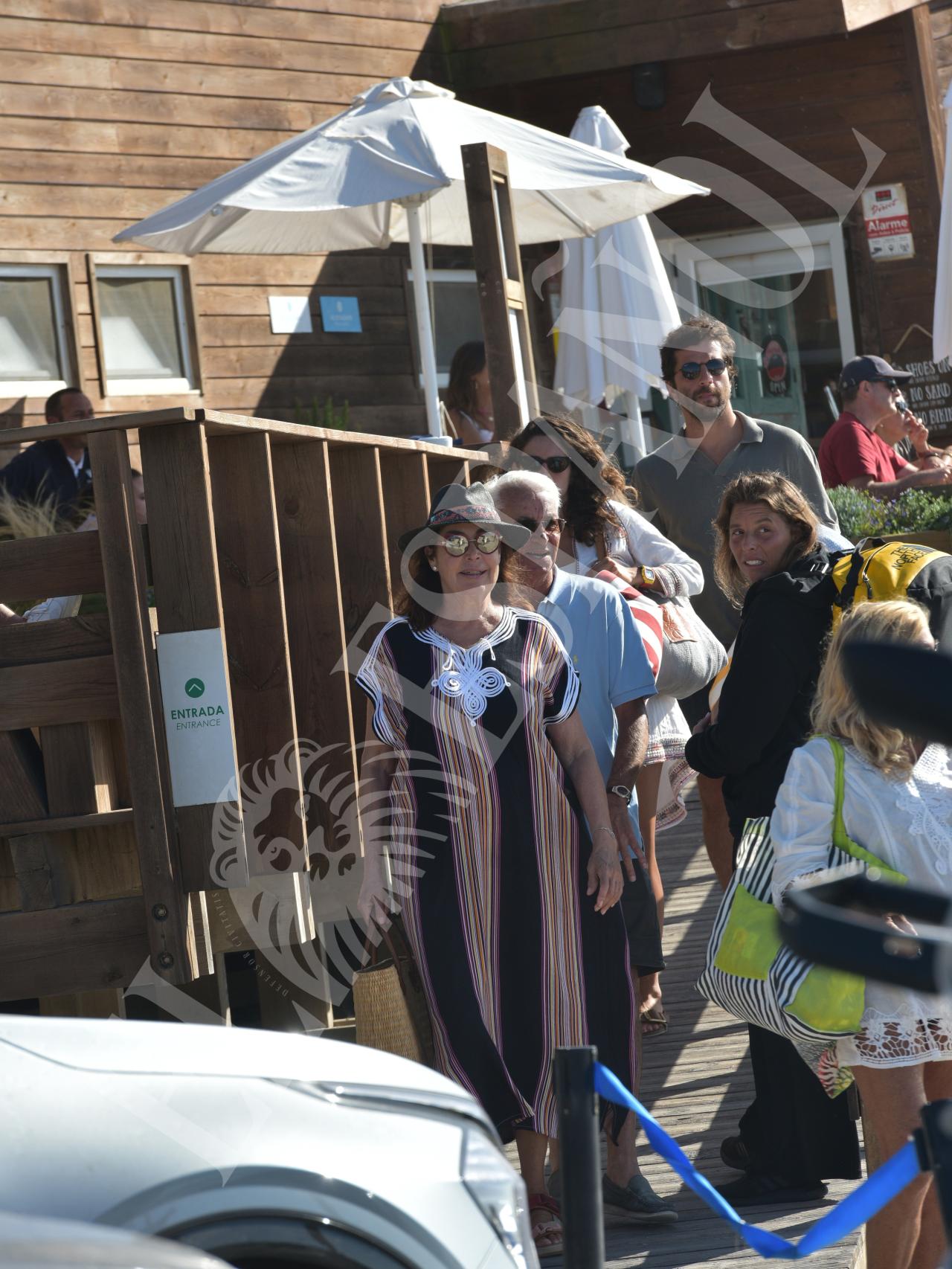 La aristócrata Carmen Martínez-Bordiú junto a un grupo de amigos en Praia Grande.