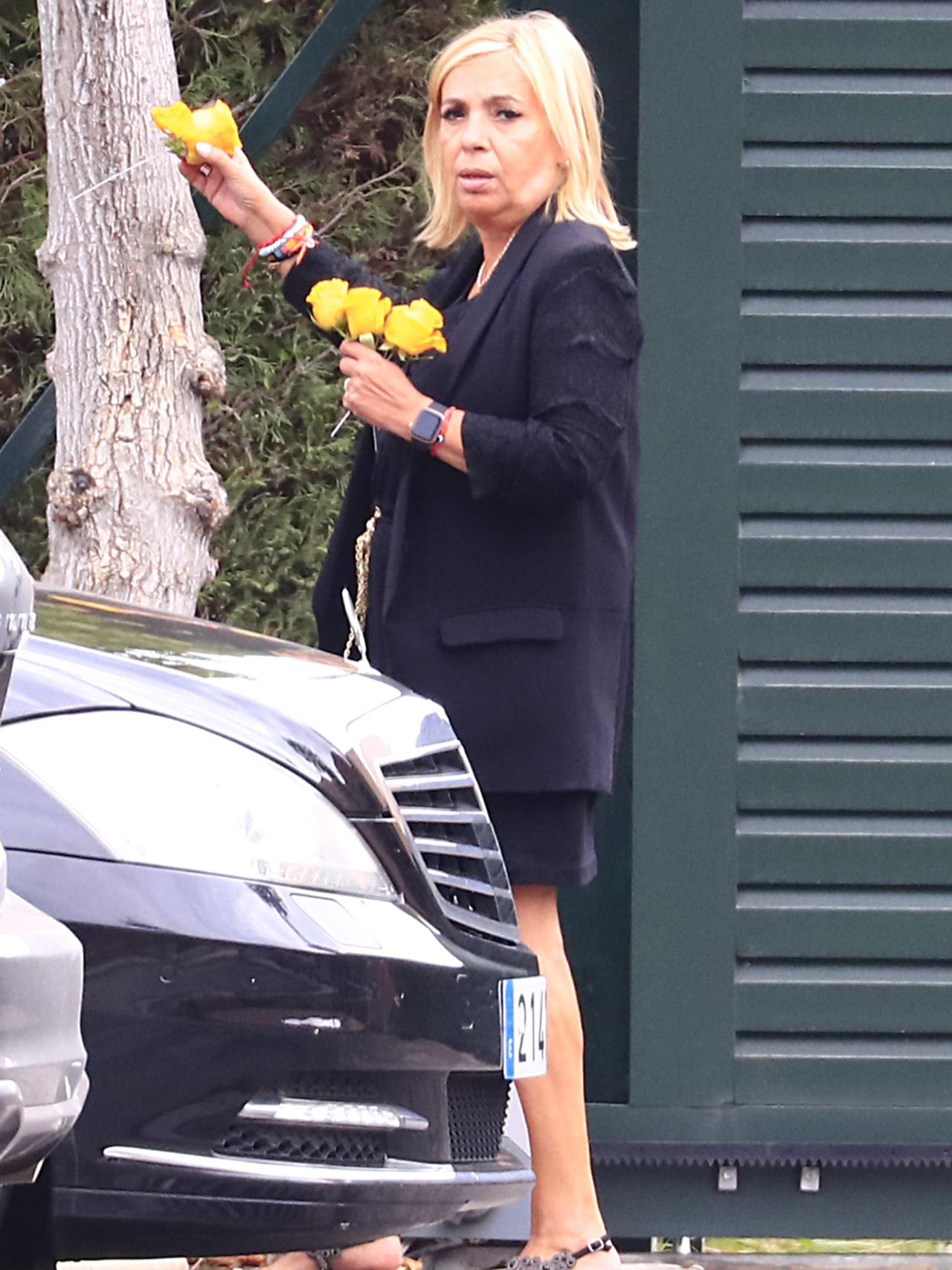 Carmen Borrego llegando con unas rosas amarillas al tanatorio este 6 de septiembre.