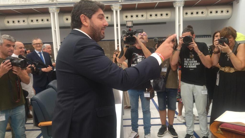 López Miras, este miércoles, saludando a la presidenta de la Asamblea Regional, Visitación Martínez.