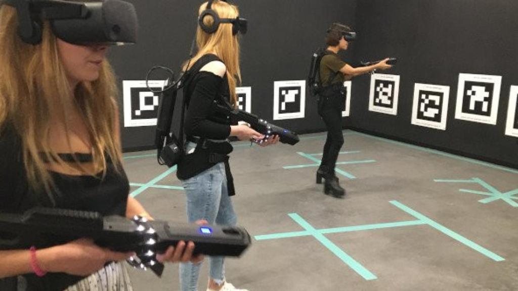 Clinetes disfrutando la experiencia de Virtual Arena