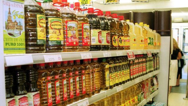 Aceite de oliva virgen extra en el supermercado.