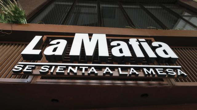 Fotografía de la fachada de uno de los restaurantes de la empresa 'La Mafia se sienta a la mesa', este martes en Zaragoza.