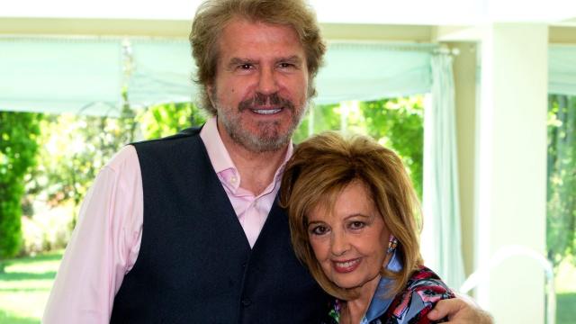 Edmundo Arrocet y Teresa Campos en una de las estancias de la mansión de la presentadora en Las Rozas, Madrid.