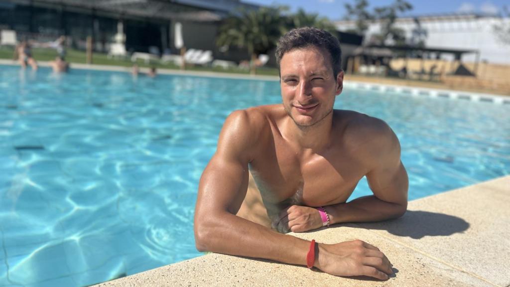 José Antonio en la piscina