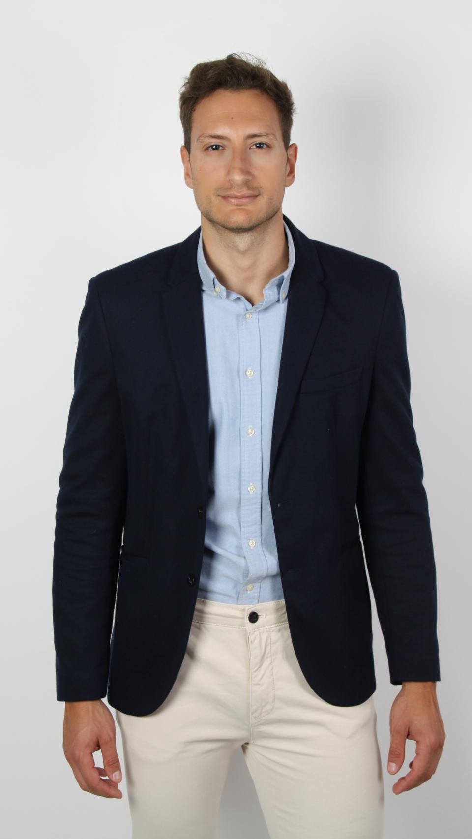 José Antonio con traje