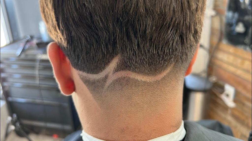 Taper fade con diseño.