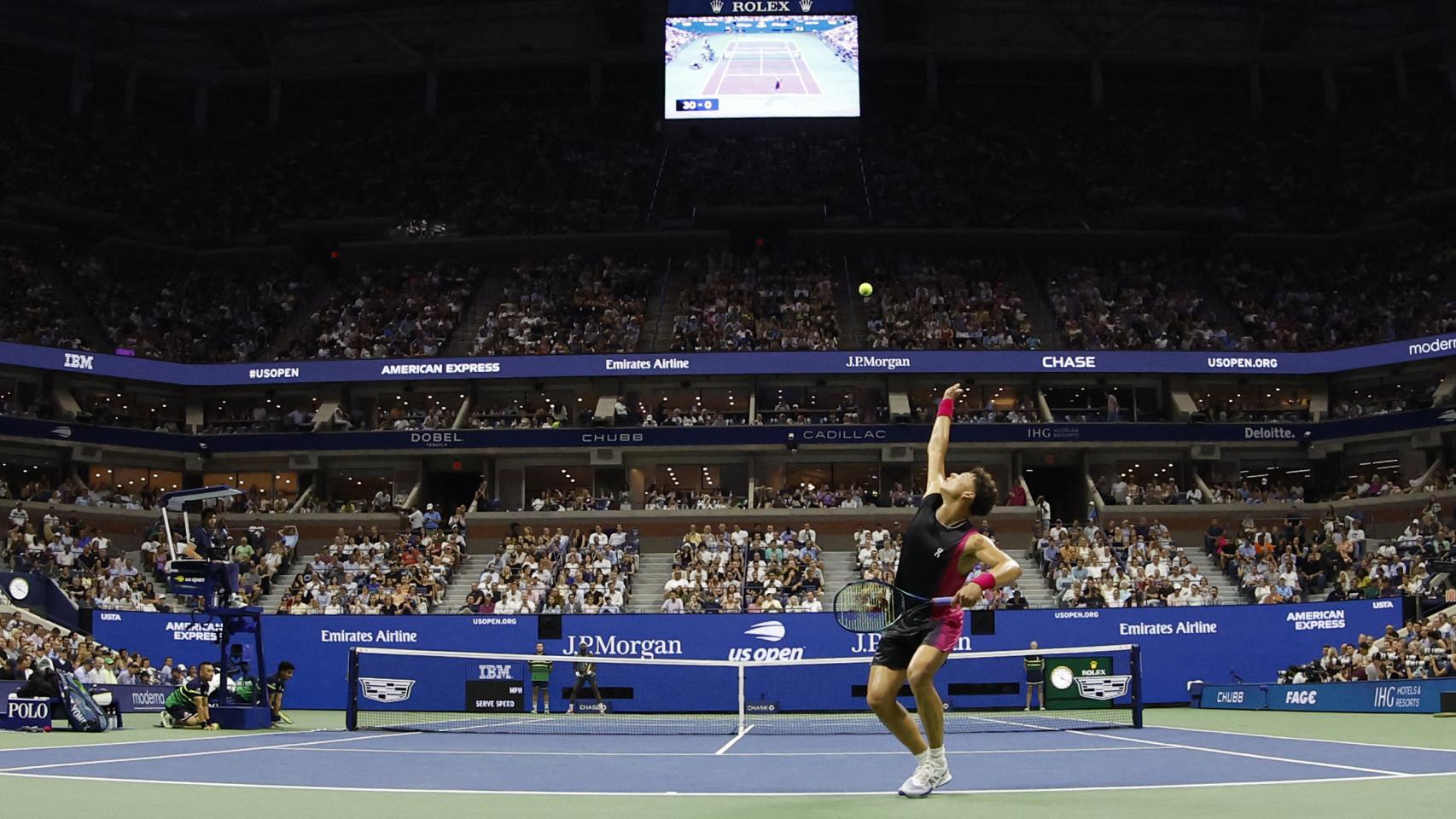 Saque de Ben Shelton durante su partido contra Tiafoe en el US Open