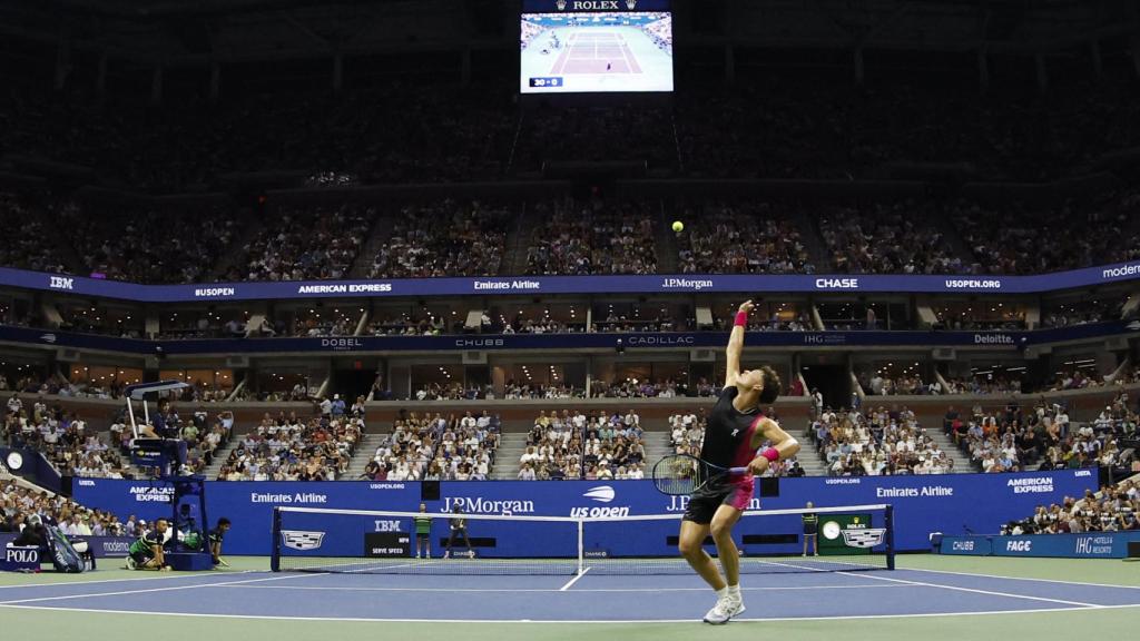 Saque de Ben Shelton durante su partido contra Tiafoe en el US Open