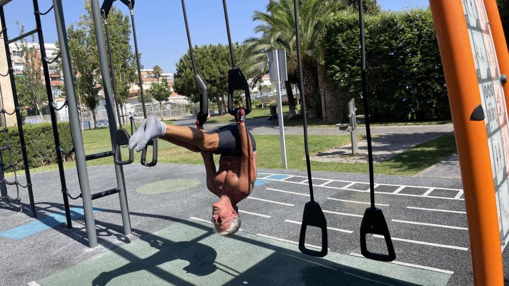 Miguel entrena en el parque.