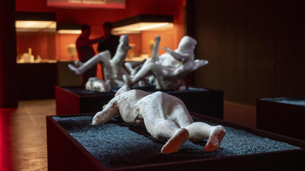 La Sala Expositiva muestra moldes de yeso sacados de los cadáveres de Pompeya.