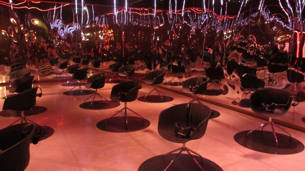 La 'Sala de Realidad Virtual' más grande de Europa (50 sillas giratorias con gafas y auriculares).