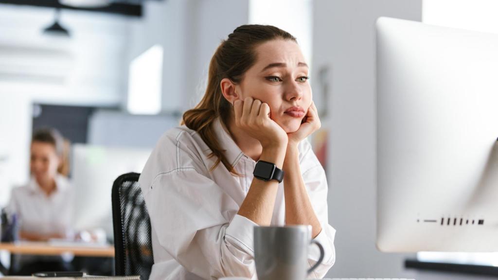 Una chica aburrida o preocupada mientras trabaja, en una imagen de archivo.