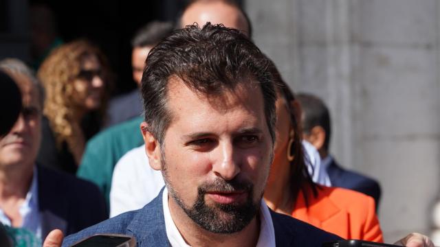 El portavoz del Grupo Parlamentario Socialista en las Cortes de Castilla y León, Luis Tudanca, atiende a la prensa antes de la firma de los procuradores del Grupo Socialista para otorgar poderes
