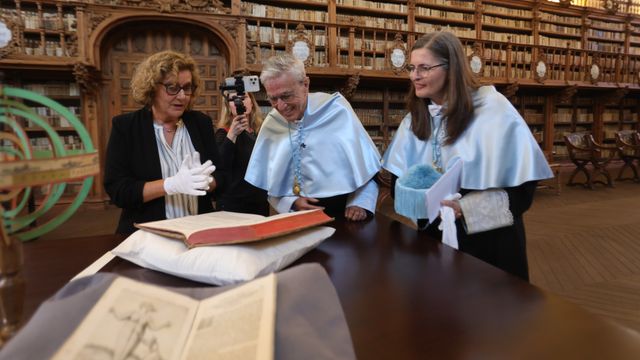 El músico brasileño Caetano Veloso visita la Biblioteca de la Universidad de Salamanca