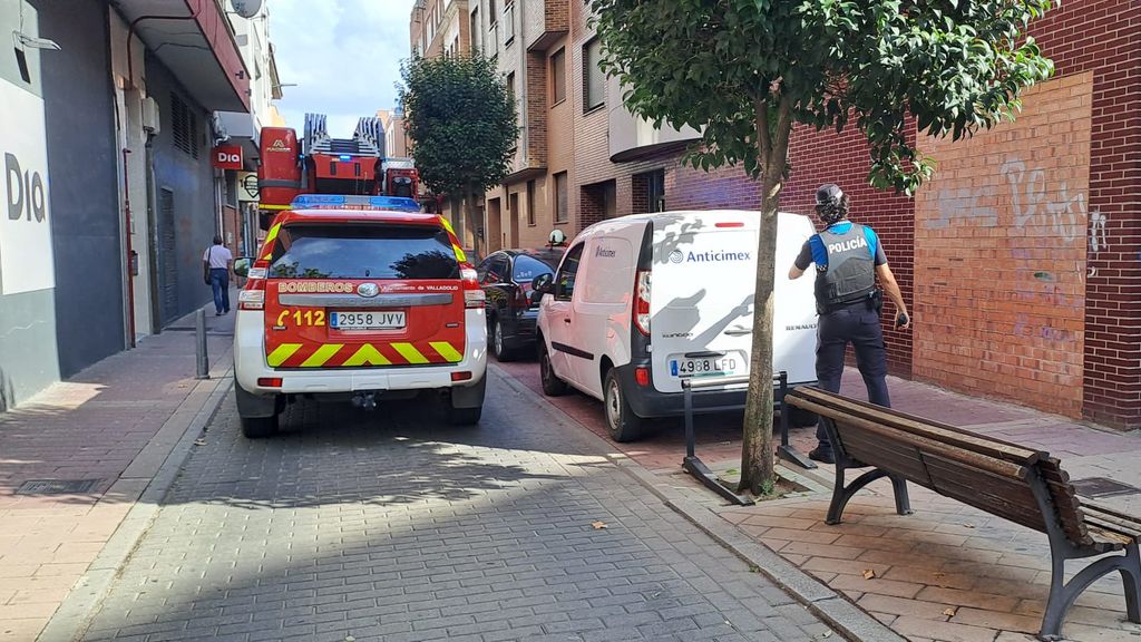 Intervención de los bomberos en la calle Vega Fría de Valladolid