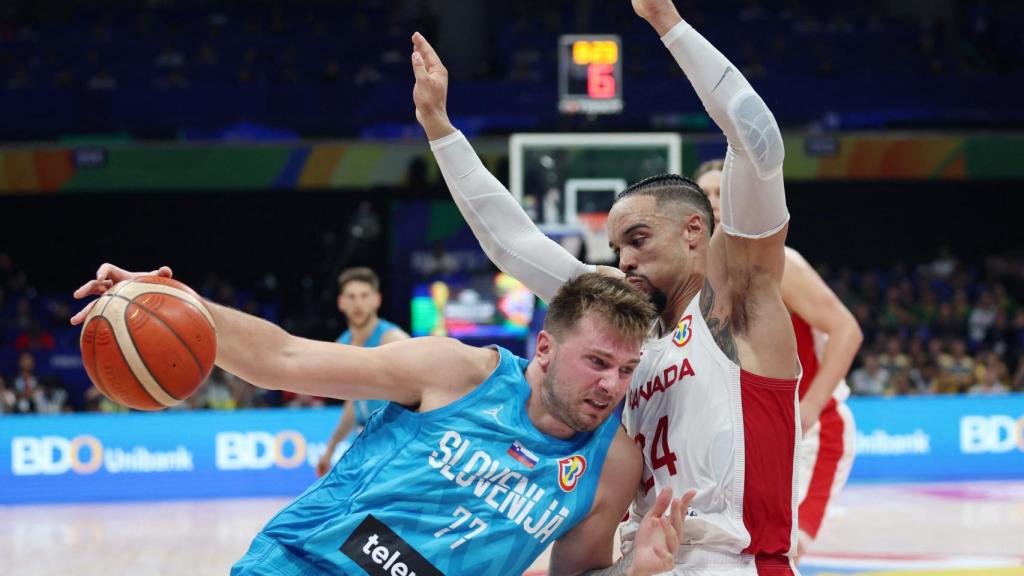 Luka Doncic trata de hacer una entrada a canasta en el Canadá - Eslovenia.