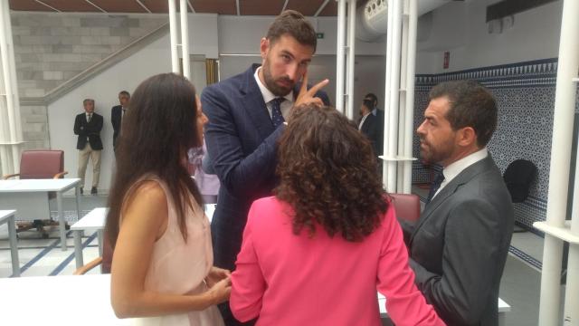 El presidente autonómico de Vox, José Ángel Antelo, este miércoles, hablando con Rubén Martínez Alpañez y otros miembros de su grupo parlamentario.
