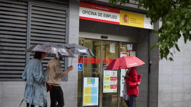 Varias personas frente a una oficina del SEPE.