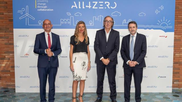 El director general mundial de los centros de I+D de ArcelorMittal, Nicolás de Abajo, la directora general de Holcim, Carmen Díaz, el consejero delegado de Iberia, Fernando Candela, y el consejero delegado de Repsol, Josu Jon Imaz en el lanzamiento de All4Zero