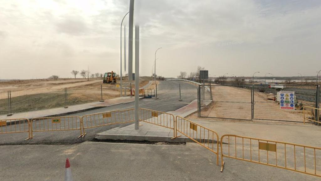 Uno de los accesos a El Cañaveral que está terminado y no se puede usar.