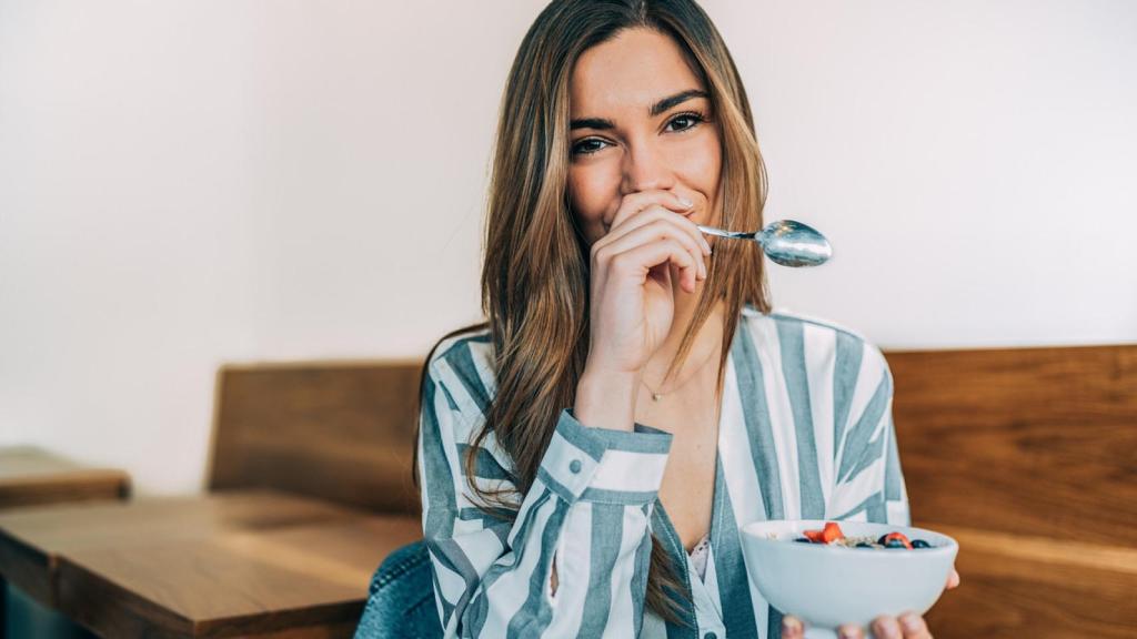 Una mujer, comiendo.