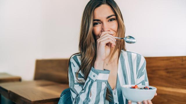 Una mujer, comiendo.