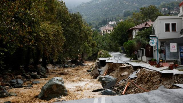 Una calle de la ciudad de Volos, Grecia, totalmente destruida.