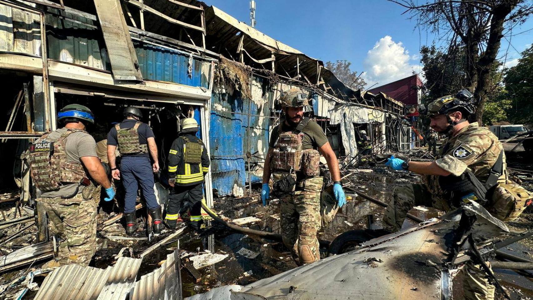 Policías y bomberos acuden al mercado para rescatar a los heridos y valorar los daños producidos